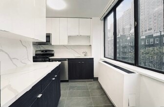 315 W 48th St in New York, NY - Building Photo - Building Photo