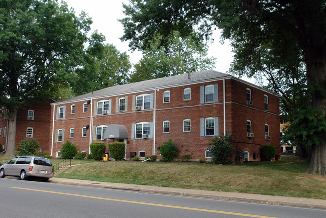 5725 Washington Blvd in Arlington, VA - Foto de edificio - Building Photo