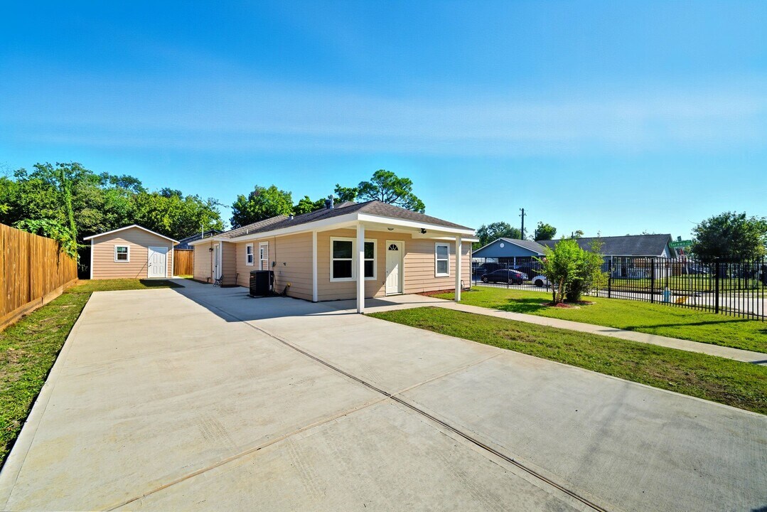 5213 Burma Rd in Houston, TX - Building Photo
