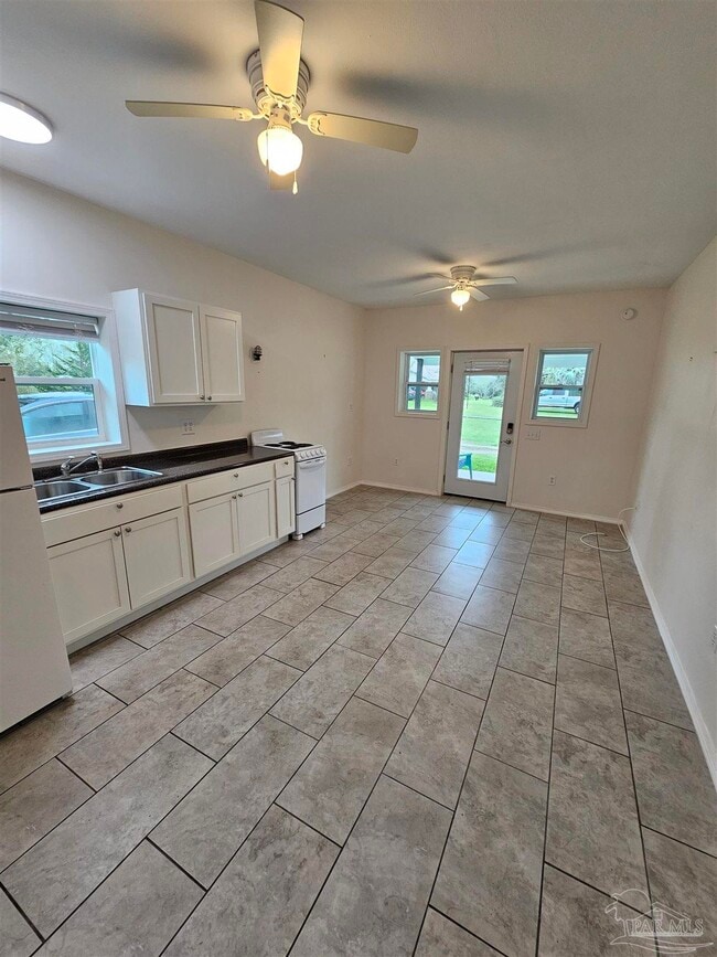 9775 N Loop Rd in Pensacola, FL - Building Photo - Building Photo