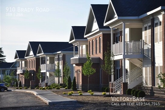 910 Brady Rd in Sackets Harbor, NY - Foto de edificio - Building Photo