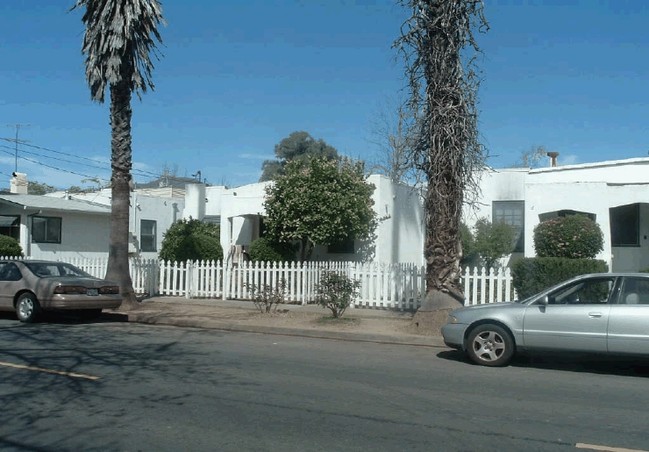 906 Washington St in Calistoga, CA - Foto de edificio - Building Photo