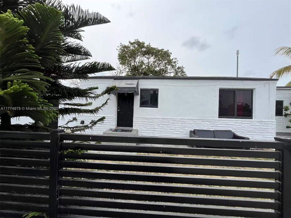 1102 NW 103rd St in Miami, FL - Foto de edificio