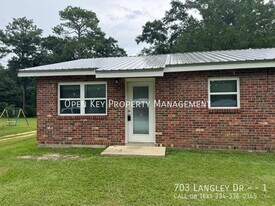 703 Langley Dr in Dothan, AL - Building Photo