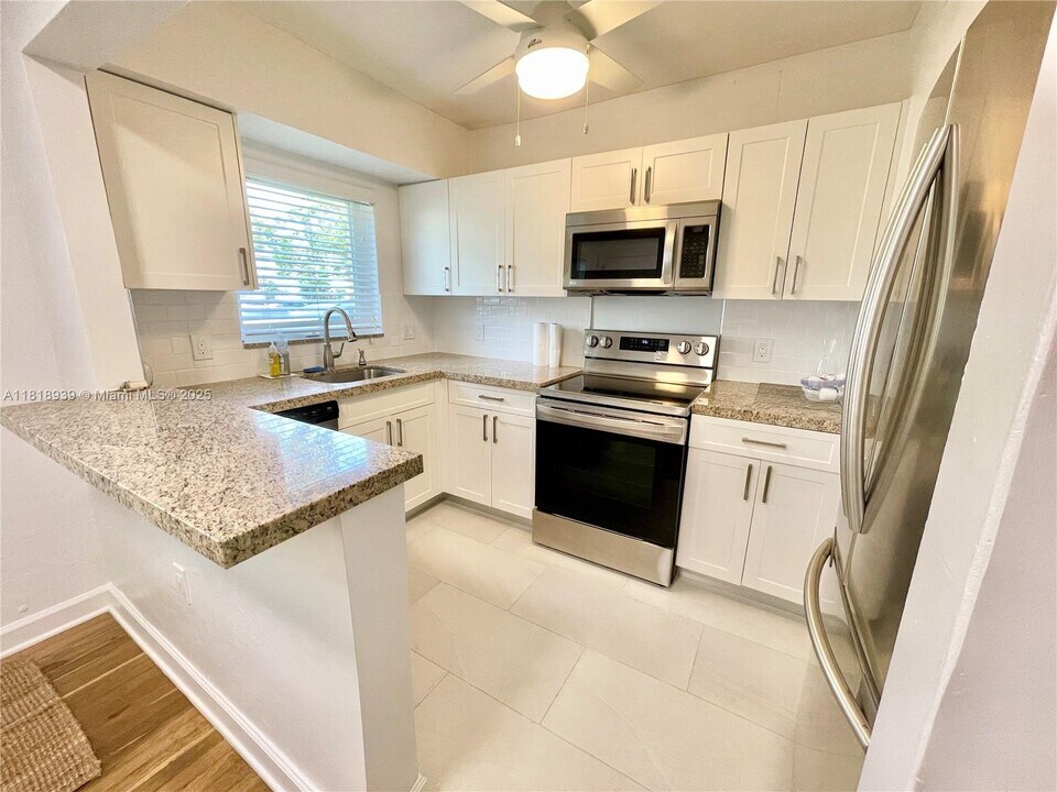 5531 SW 78th St in Miami, FL - Building Photo