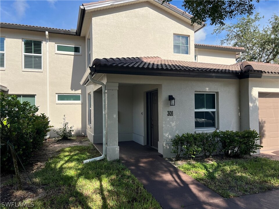 300 Diamond Cir in Naples, FL - Building Photo