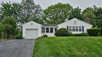 73 Knollwood Rd in West Hartford, CT - Foto de edificio - Building Photo