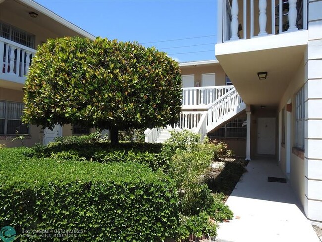2711 NE 49th St in Fort Lauderdale, FL - Foto de edificio - Building Photo