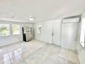 1278 NW 44th St in Miami, FL - Building Photo - Building Photo