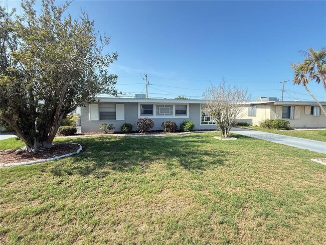 1006 Beach Blvd in Sun City Center, FL - Building Photo - Building Photo
