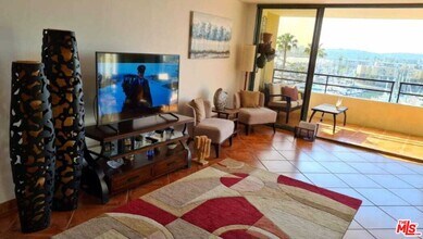 4335 Marina City Dr in Marina Del Rey, CA - Foto de edificio - Building Photo