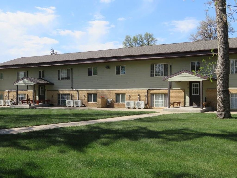 Elmview Apartments in Minot, ND - Building Photo