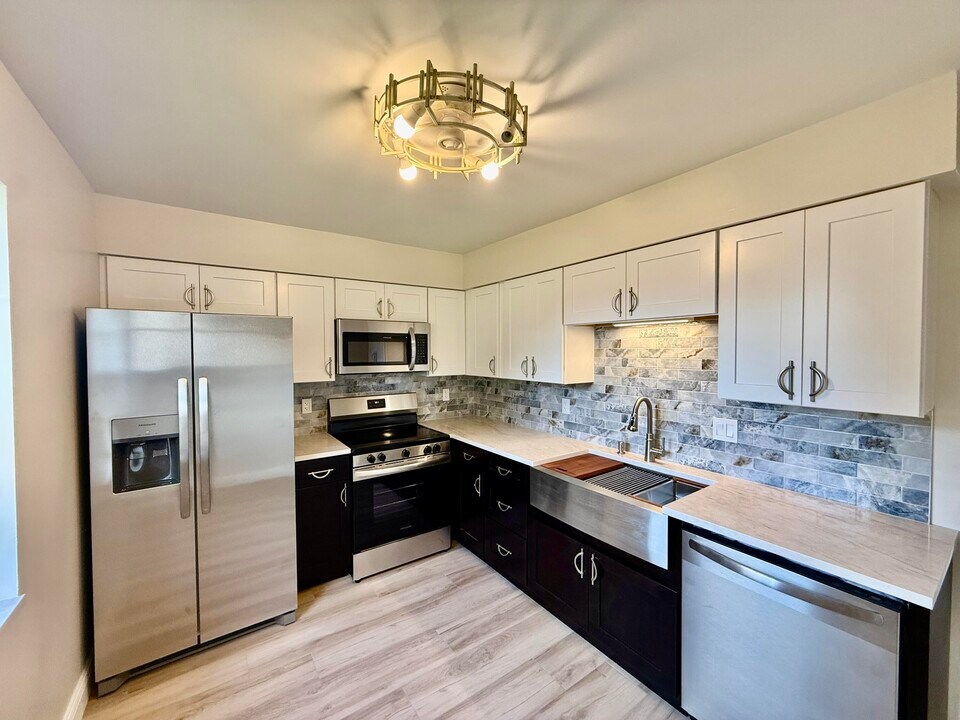 2050 Oleander Blvd in Fort Pierce, FL - Building Photo
