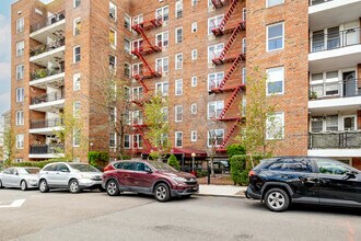 8470 129th St in Kew Gardens, NY - Building Photo - Building Photo