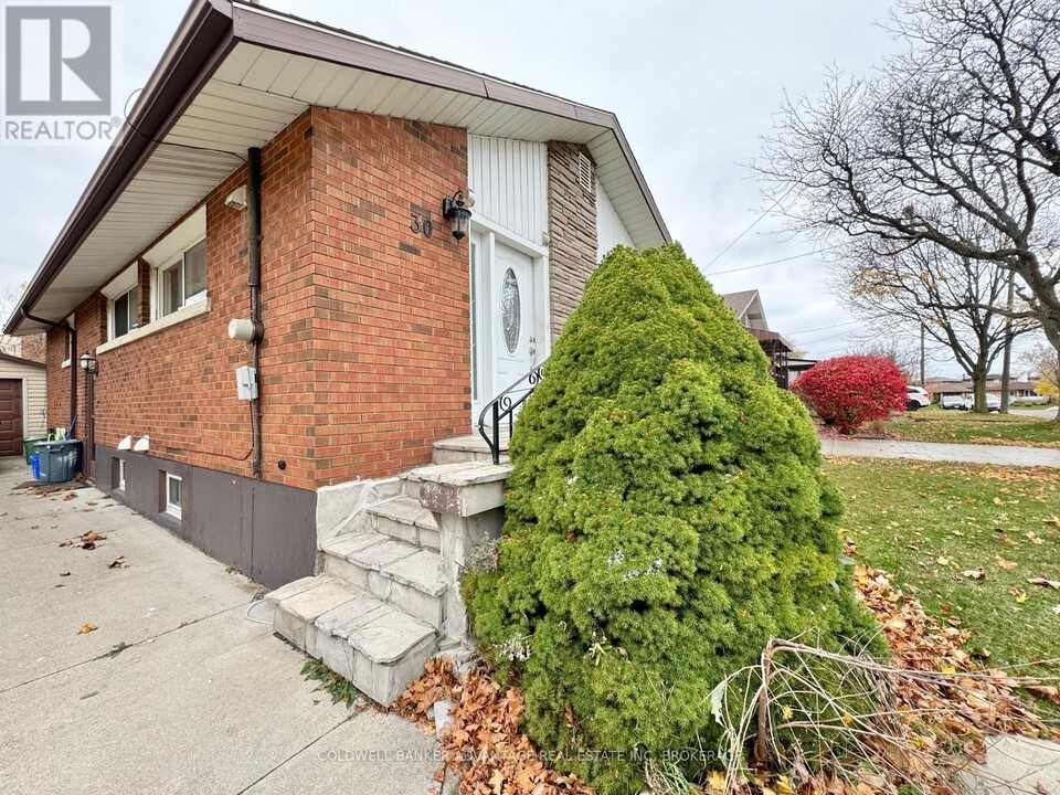 30 Gildea St in Hamilton, ON - Building Photo