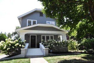 445 Oakland Park Ave in Columbus, OH - Building Photo