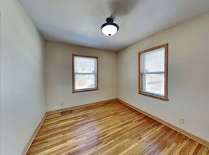 5217 Washburn Ave S in Minneapolis, MN - Foto de edificio - Building Photo