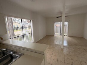 7901 Cambridge St in Houston, TX - Foto de edificio - Building Photo