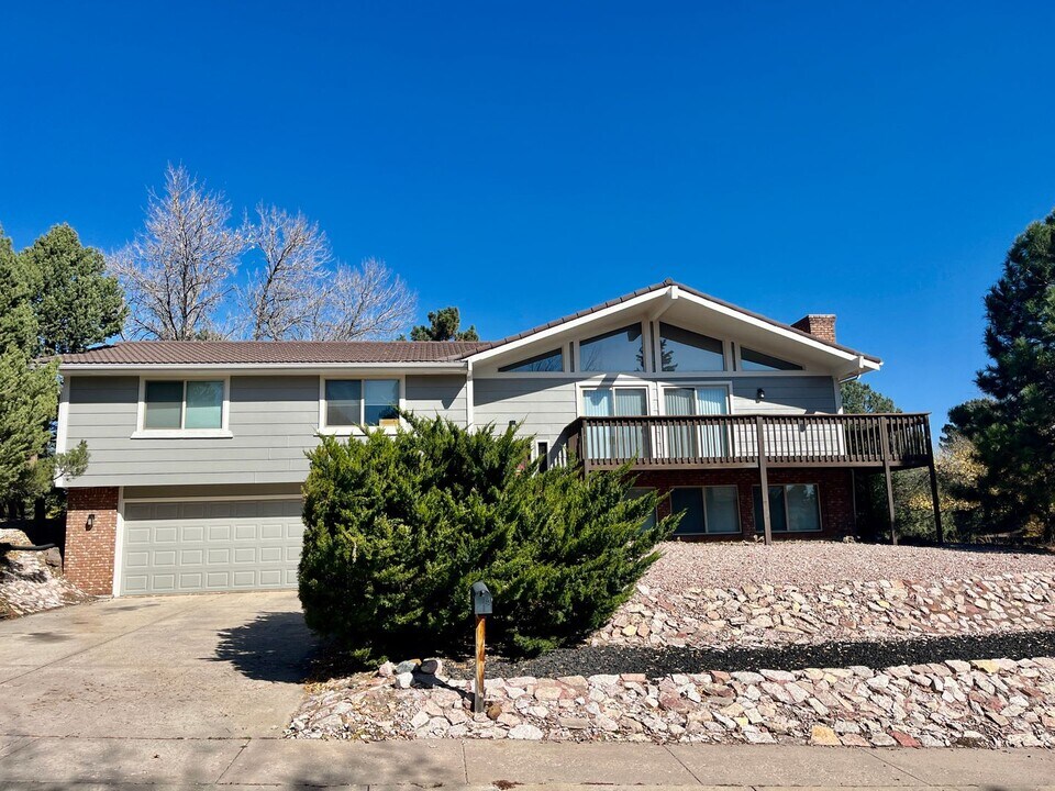 180 Dolomite Dr in Colorado Springs, CO - Foto de edificio