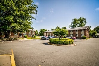 North Oak Apartments in Richmond, VA - Building Photo - Building Photo