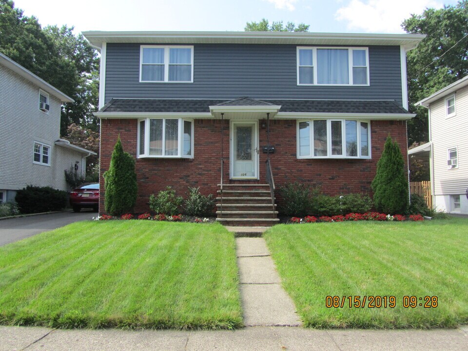 106 Rochelle Pkwy in Saddle Brook, NJ - Building Photo