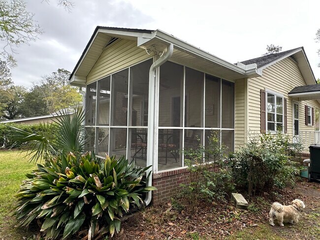 111 W 3rd South St in Summerville, SC - Foto de edificio - Building Photo