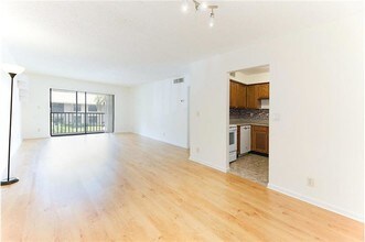 9845 Pineapple Tree Dr-Unit -207 in Boynton Beach, FL - Building Photo - Building Photo