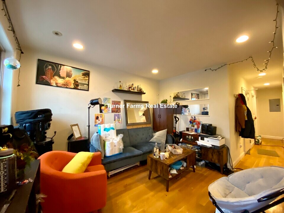 108 Hammond St, Unit 2 in Boston, MA - Foto de edificio