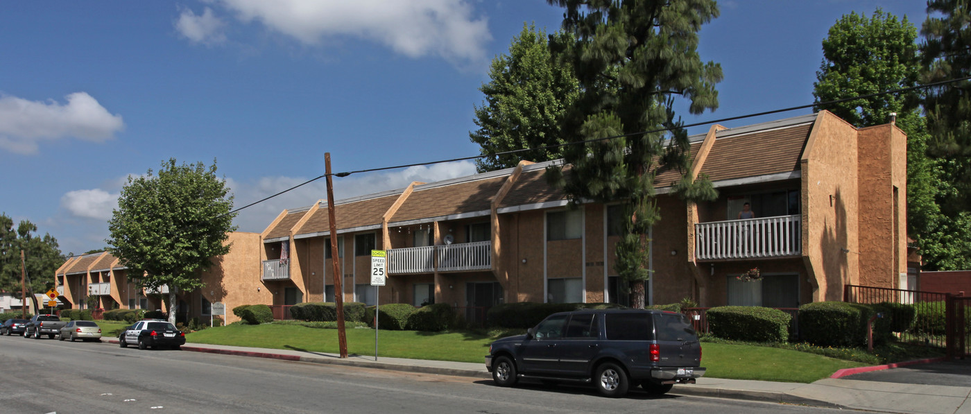 Alosta Gardens in Azusa, CA - Foto de edificio