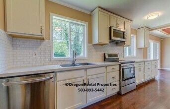 2052 SE 181st Ave in Portland, OR - Foto de edificio - Building Photo