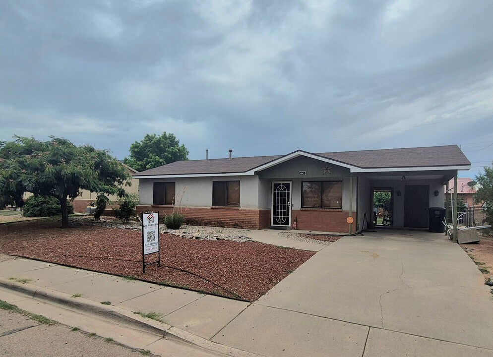 804 1/2 Azelia St in Alamogordo, NM - Building Photo