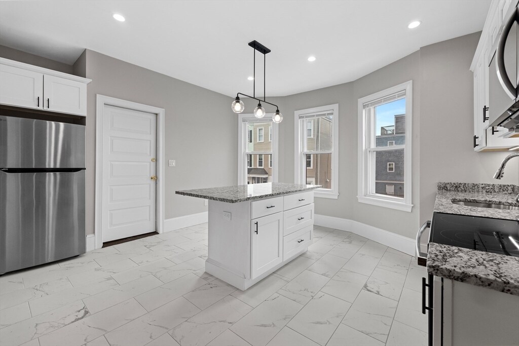 921-923-923 E Broadway in Boston, MA - Building Photo