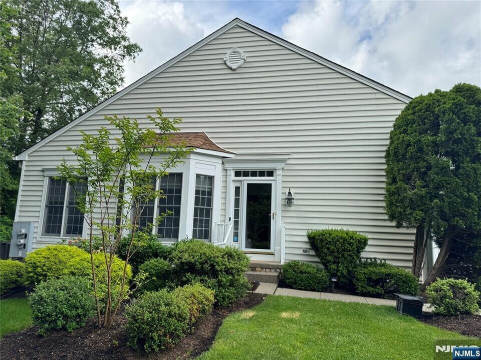 61 Thistle Dr in Paramus, NJ - Building Photo