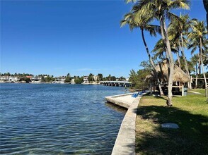 3 Grove Isle Dr, Unit C1606 in Miami, FL - Foto de edificio - Building Photo