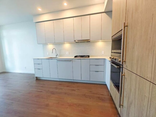537 Cottonwood Ave in Coquitlam, BC - Building Photo - Building Photo