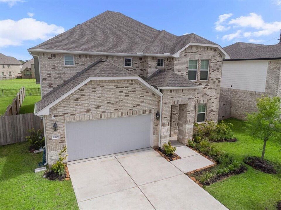 2507 Chivalry Ln in Rosenberg, TX - Building Photo