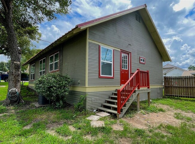 232 S Tesch St in Bellville, TX - Foto de edificio - Building Photo