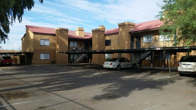 Myrtle Manor Apartments in Glendale, AZ - Building Photo - Building Photo