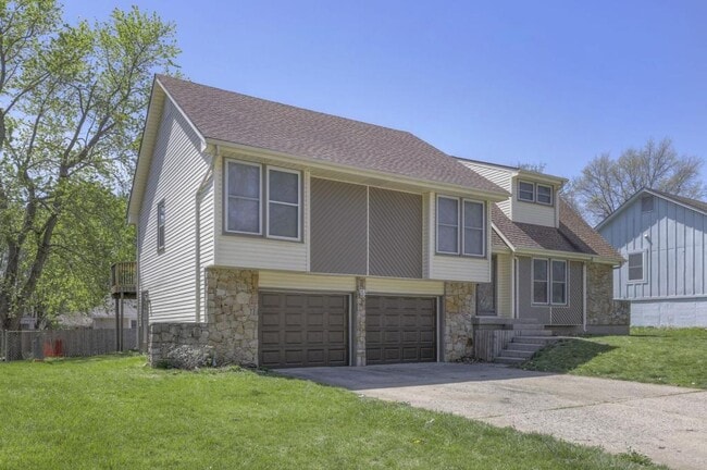 1008 NW Roanoke Dr in Blue Springs, MO - Building Photo - Building Photo