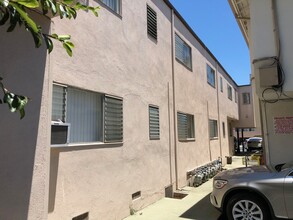 1047 N Sierra Bonita Ave in West Hollywood, CA - Building Photo - Building Photo