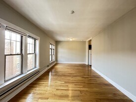 644 W Barry Ave, Unit J08P in Chicago, IL - Building Photo
