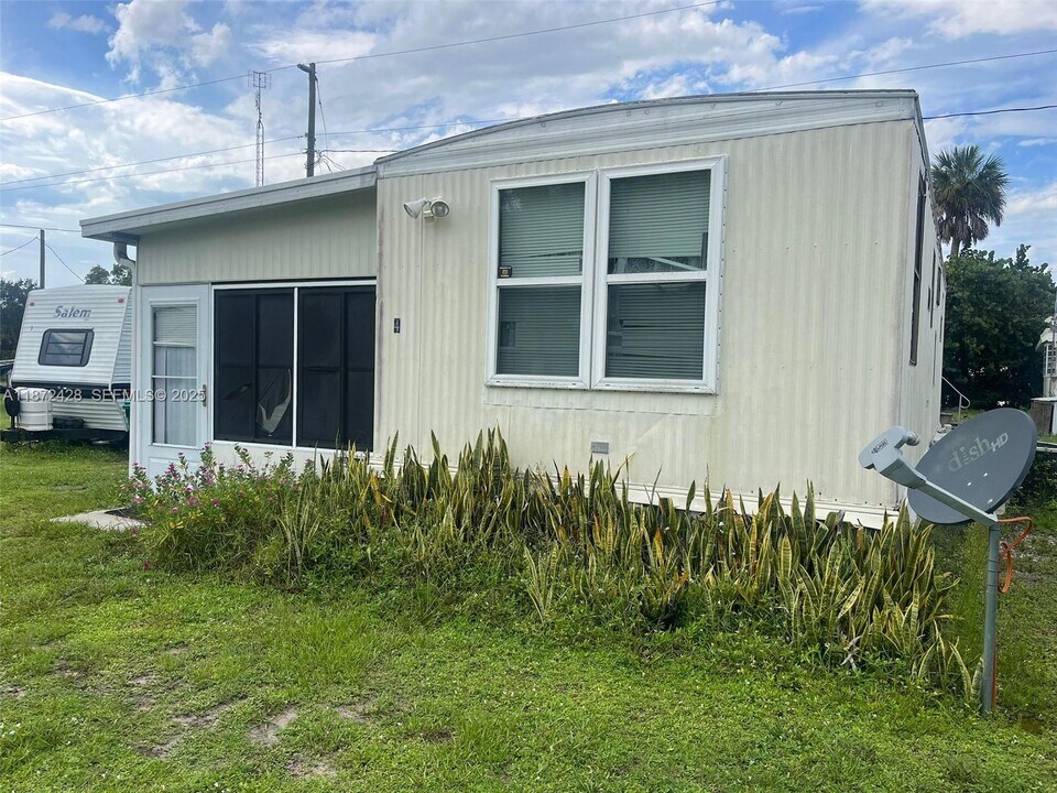 14725 NW 1st Pkwy in Okeechobee, FL - Building Photo