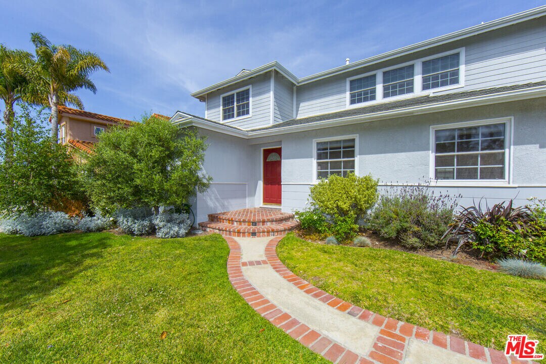 7416 Ogelsby Ave in Los Angeles, CA - Building Photo