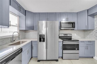 4760 Lucerne Lakes Blvd W in Greenacres, FL - Foto de edificio - Building Photo