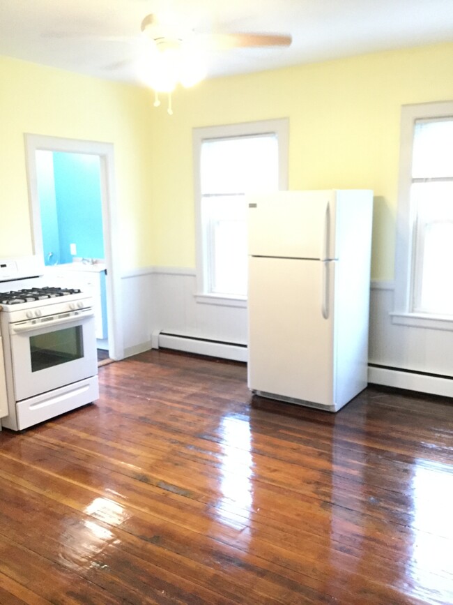 37 Lincoln Ave, Unit 1 in Bristol, RI - Building Photo - Building Photo
