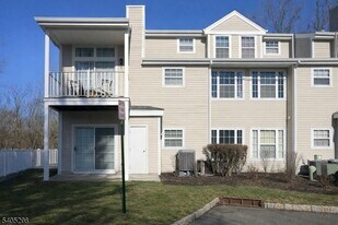 1023 Castle Rd in Mahwah, NJ - Building Photo