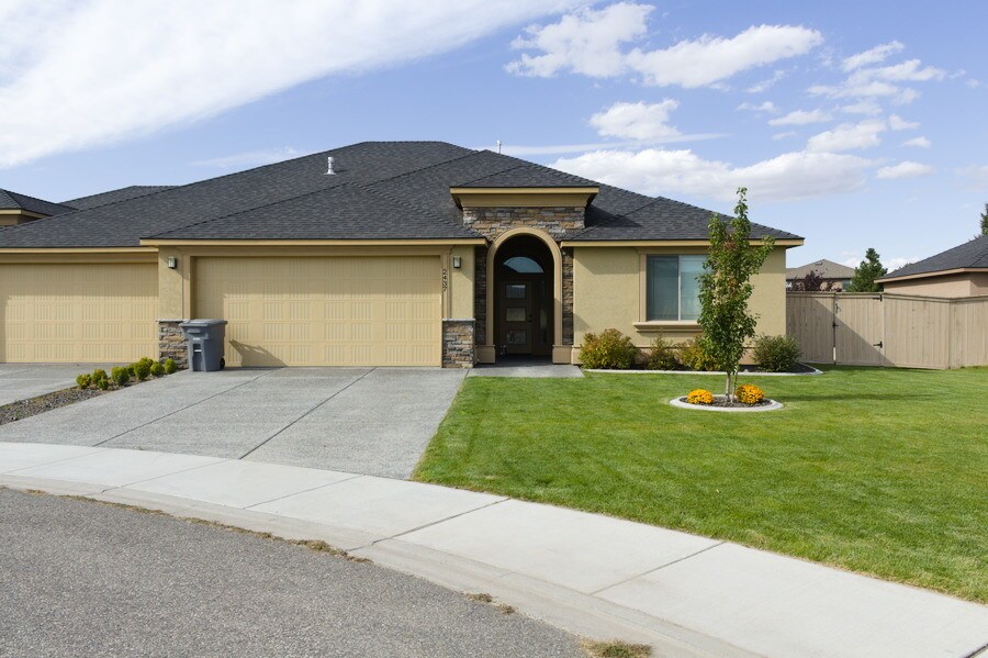 2437 Bramasole Dr Way in Richland, WA - Building Photo