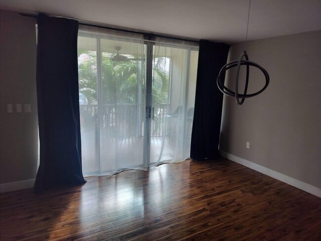 1690 NE 191st St, Unit 302 in North Miami Beach, FL - Foto de edificio - Building Photo