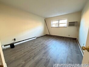 286 Grove St, Unit 3 in Newton, MA - Building Photo - Building Photo