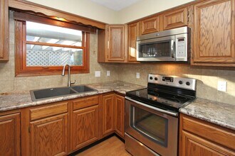 2401 Minuteman Dr in Lincoln, NE - Building Photo - Building Photo